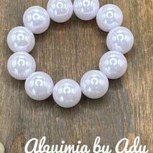 Ultra big faux pearl bracelet